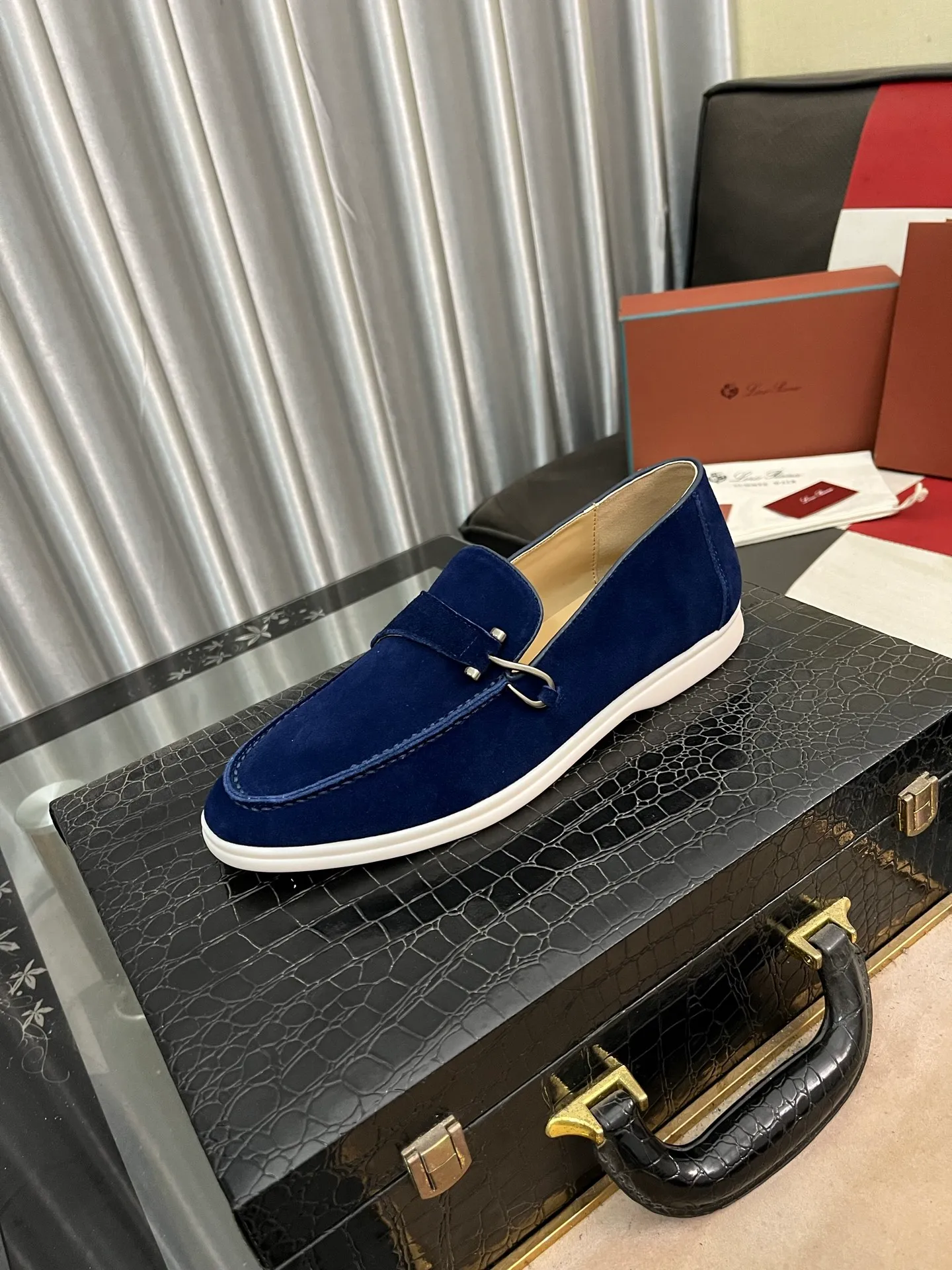 Men's Men's Shoes💰420⌚️⌚️【Loro Piana】LP couple's casual sneakers. Simple and fashionable, the upper is made of cow suede and leather. Sheepskin feet. Custom rubber sole. Size: Female 35-42 (35, 41, 42, 43 customized are non-refundable) Male 38-46 (45, 46 customized)